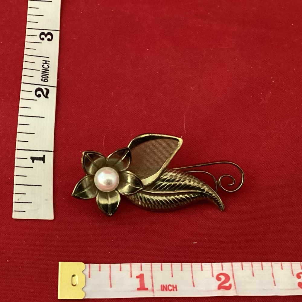 Gold tone with faux pearl filigree flower